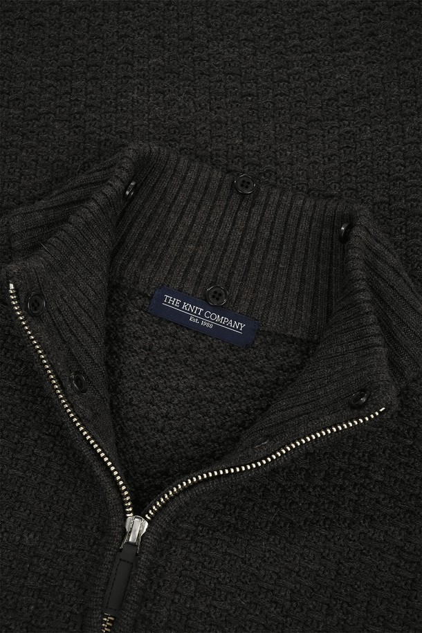 (M) 발투르 울 지퍼 재킷 [토르테 차콜]은 미니멀하고 베이직한 스타일을 추구하는 남성 고객을 위한 크롭 기장의 울 소재 자켓입니다. 가을과 겨울에 착용하기 적합하며, 하이넥 디자인과 지퍼 여밈으로 시크한 분위기를 연출합니다. 출근룩, 비즈니스 캐주얼, 모임룩 등 다양한 TPO에 활용 가능하며, 클래식, 미니멀, 시크 스타일을 선호하는 분들께 추천합니다. 차콜 컬러의 무지 디자인으로 어떤 스타일에도 쉽게 매치할 수 있습니다. 레귤러핏으로 제작되어 편안한 착용감을 선사합니다.
