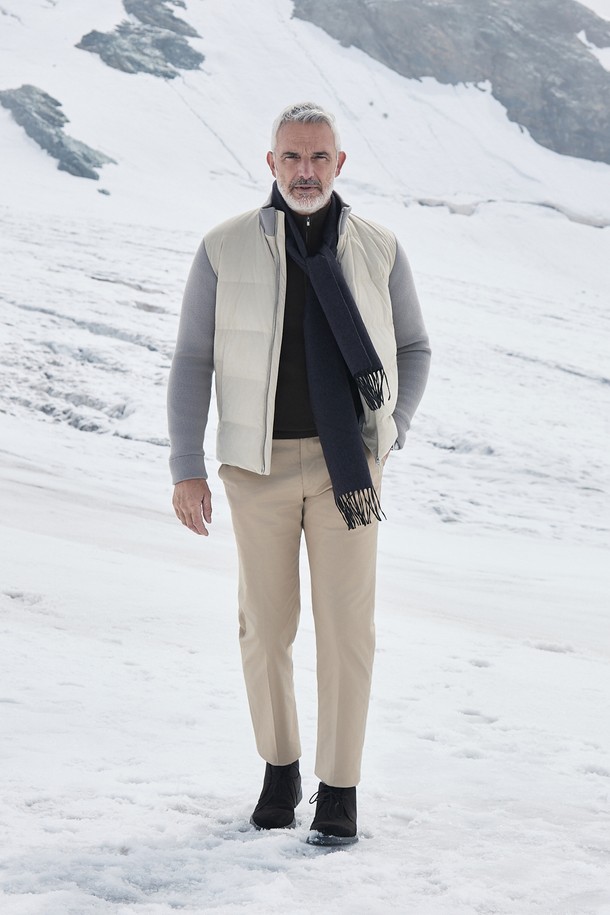 부드러운 스웨이드 소재와 따뜻한 두께감으로 겨울철 포근함을 선사하는 (M) 샤무아 패널 다운 재킷입니다. 베이직하고 미니멀한 디자인에 레귤러핏으로 제작되어 편안한 착용감을 제공하며, 집업 스타일로 간편하게 착용할 수 있습니다. 무지 패턴에 패널 디테일이 더해져 세련된 느낌을 주며, 출근룩과 모임룩 등 다양한 TPO에 활용 가능합니다. 블랙과 베이지 두 가지 색상으로 출시되어, 취향에 맞게 선택할 수 있습니다. 캐주얼, 미니멀, 클래식 스타일을 즐겨 입는 남성분들께 추천합니다.
