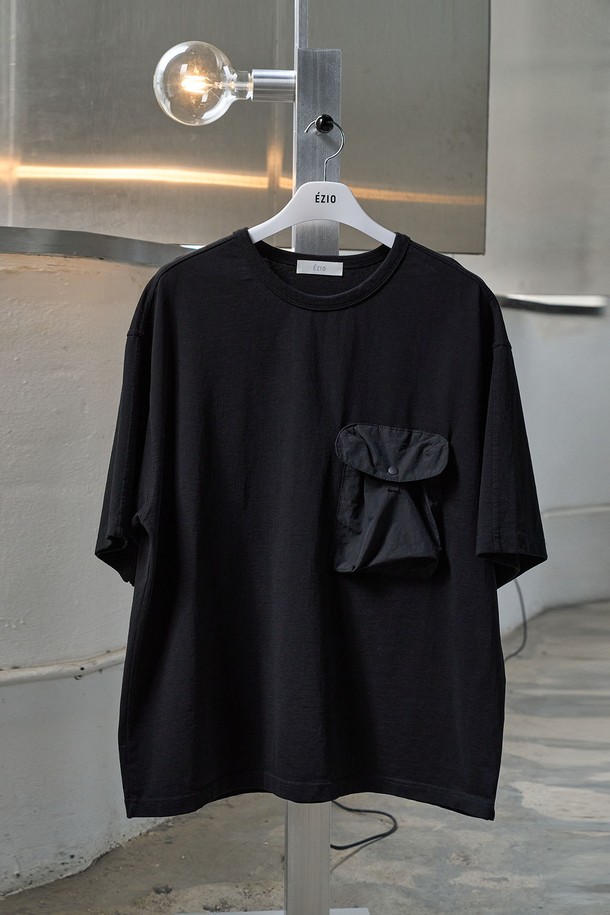 EZIO - 반팔티셔츠 - Big Pocket T-Shirt_Black