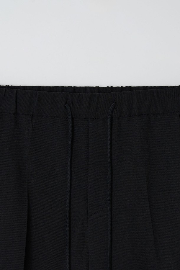 EZIO - 슬랙스/수트팬츠 - Semi-wide One-tuck Banding Pants_Black