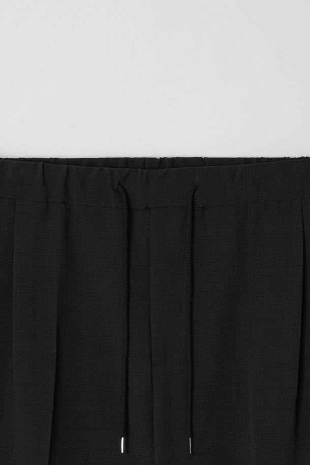 EZIO - 슬랙스/수트팬츠 - Semi-wide One-tuck Banding Pants_Charcoal