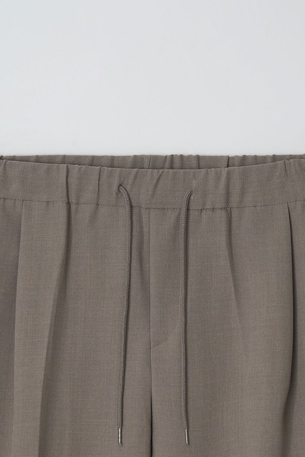 EZIO - 슬랙스/수트팬츠 - Semi-wide One-tuck Banding Pants_Beige