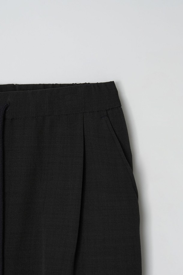 EZIO - 슬랙스/수트팬츠 - Semi-wide One-tuck Banding Pants_Charcoal