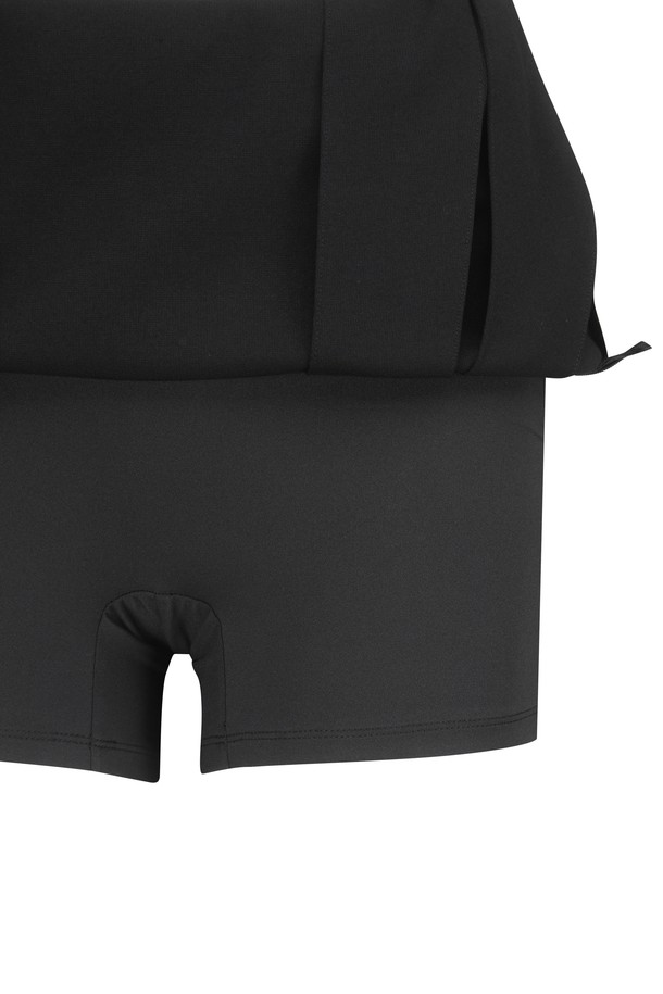 **우먼 저지 플리츠 스커트**는 활동성과 스타일을 모두 원하는 여성 골퍼를 위한 겨울철 필수 아이템입니다. 부드러운 저지 소재로 제작되어 편안한 착용감을 선사하며, 스포티한 무드의 블랙 컬러가 어떤 상의와도 잘 어울립니다. 사이드 플리츠 디자인이 스윙 시 움직임을 자유롭게 해주며, 미니멀한 스타일을 연출하여 필드 위에서 세련된 룩을 완성합니다. 골프룩뿐만 아니라 일상에서도 활용 가능한 실용적인 플리츠 스커트입니다.
