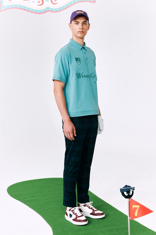 **Men Coolever Knit Polo (멘 쿨에버 니트 폴로)**

여름철 시원하게 즐길 수 있는 남성용 쿨에버 니트 폴로입니다. 부드러운 촉감의 니트 소재로 제작되어 편안한 착용감을 선사하며, 냉감 기능과 뛰어난 신축성으로 활동성을 높였습니다. 스포티하면서도 캐주얼한 스타일을 연출하며, 골프룩 또는 일상복으로 활용하기 좋습니다. 얇은 두께감의 루즈핏 반소매 폴로넥 디자인에 민트 컬러와 와펜 자수 디테일이 돋보입니다.
