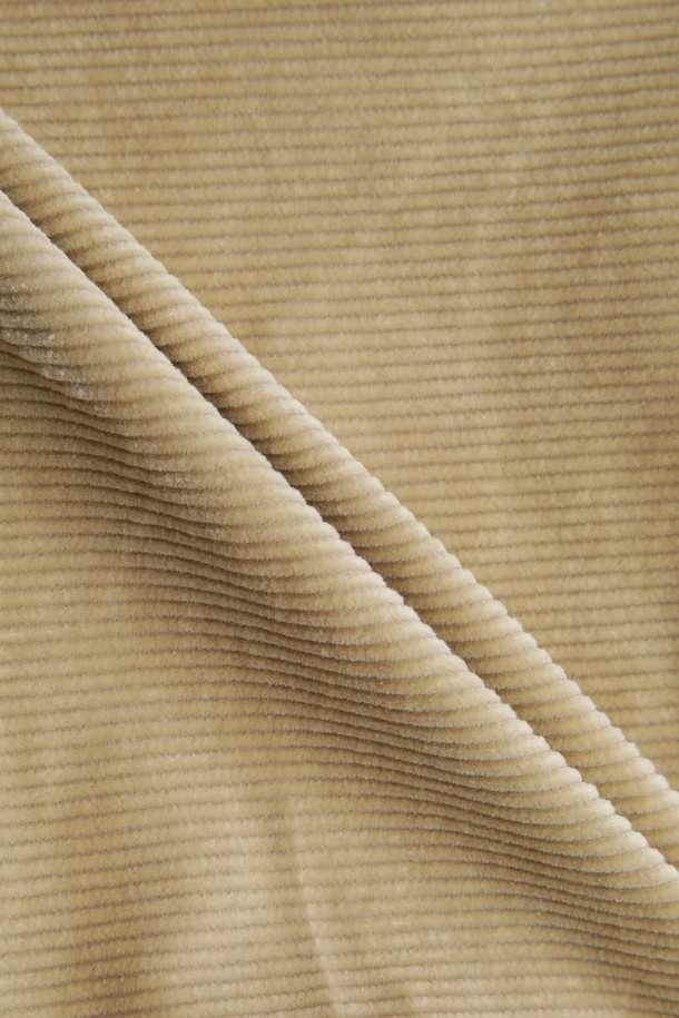 [WAAC X JONES] 여성 코듀로이 베이커 쇼츠는 가을, 겨울 시즌 골프 및 일상에서 캐주얼, 스포티한 스타일을 연출하기에 적합합니다. 부드러운 코듀로이 소재로 제작되어 따뜻하고 편안한 착용감을 제공하며, 레귤러핏으로 활동성을 높였습니다. 베이커 포켓 디자인과 JONES 로고 디테일이 돋보이며, 베이지 컬러로 다양한 상의와 손쉽게 매치할 수 있습니다. 숏 기장으로 경쾌한 느낌을 주며, 미니멀한 스타일을 선호하는 여성에게 추천합니다.
