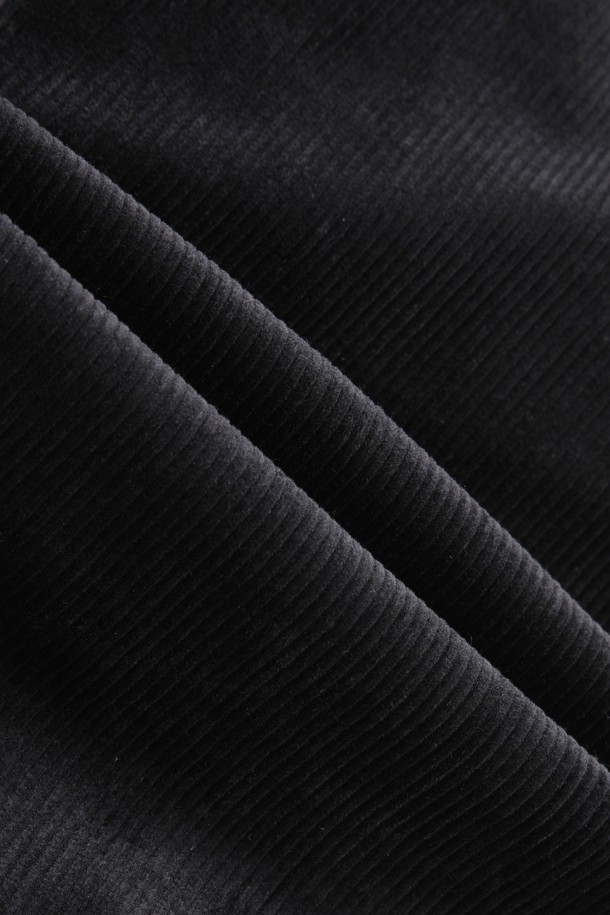 WAAC(왁) X JONES(존스) 남성 코듀로이 테이퍼드 핏 팬츠는 골프와 일상에서 모두 활용 가능한 남성용 골프 팬츠입니다. 블랙 컬러의 코듀로이 소재로 제작되어 가을, 겨울 시즌에 적합하며, 캐주얼한 스타일을 연출합니다. 테이퍼드 핏으로 다리가 더욱 슬림해 보이는 효과를 주며, 오비 벨트고리와 JONES(존스) 아치 로고 디테일이 특징입니다. 두께감 있는 코듀로이 소재는 포근한 착용감을 선사하며, JONES(존스) 콜라보레이션 제품으로 소장 가치를 높였습니다.
