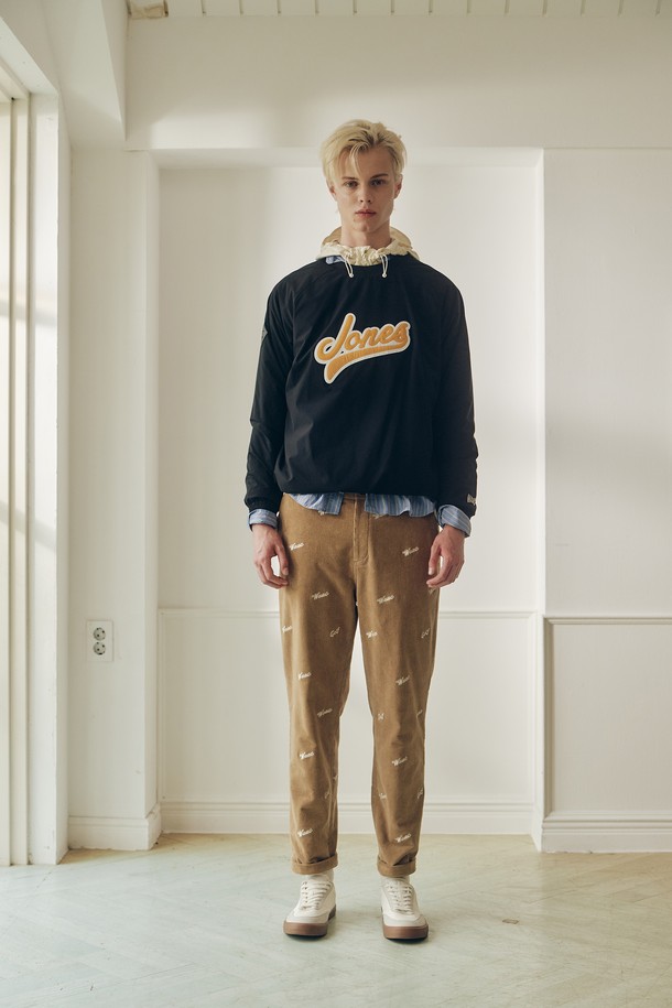 WAAC X JONES(왁 X 존스) 남성 로고 패딩 풀오버는 겨울철 골프 및 일상생활에서 스타일리시하게 착용할 수 있는 아우터입니다. 부드러운 촉감의 폴리에스테르 소재로 제작되었으며, 두꺼운 두께감으로 뛰어난 보온성을 제공합니다. 레귤러 핏에 레귤러 기장으로 편안한 착용감을 선사하며, 풀오버 스타일로 간편하게 입고 벗을 수 있습니다. 블랙 컬러에 JONES(존스) 로고 자수 디테일이 돋보이는 스포티하고 캐주얼한 디자인입니다. 밑단 스트링 조절이 가능하여 활동성을 높였습니다.
