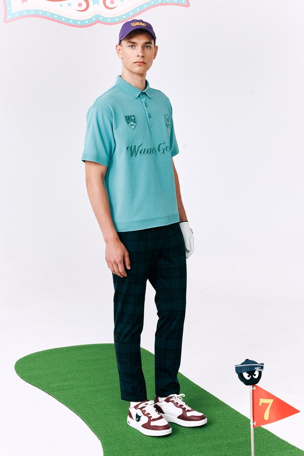 **Men Coolever Knit Polo (멘 쿨에버 니트 폴로)**

여름철 시원하게 즐길 수 있는 남성용 쿨에버 니트 폴로입니다. 부드러운 촉감의 니트 소재로 제작되어 편안한 착용감을 선사하며, 냉감 기능과 뛰어난 신축성으로 활동성을 높였습니다. 스포티하면서도 캐주얼한 스타일을 연출하며, 골프룩 또는 일상복으로 활용하기 좋습니다. 얇은 두께감의 루즈핏 반소매 폴로넥 디자인에 민트 컬러와 와펜 자수 디테일이 돋보입니다.
