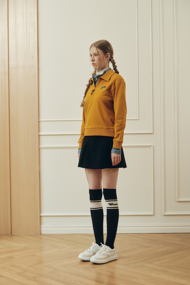 **우먼 저지 플리츠 스커트**는 활동성과 스타일을 모두 원하는 여성 골퍼를 위한 겨울철 필수 아이템입니다. 부드러운 저지 소재로 제작되어 편안한 착용감을 선사하며, 스포티한 무드의 블랙 컬러가 어떤 상의와도 잘 어울립니다. 사이드 플리츠 디자인이 스윙 시 움직임을 자유롭게 해주며, 미니멀한 스타일을 연출하여 필드 위에서 세련된 룩을 완성합니다. 골프룩뿐만 아니라 일상에서도 활용 가능한 실용적인 플리츠 스커트입니다.
