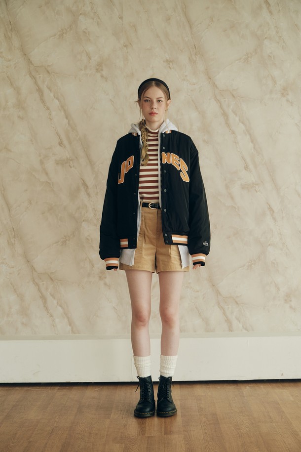 [WAAC X JONES] 여성 코듀로이 베이커 쇼츠는 가을, 겨울 시즌 골프 및 일상에서 캐주얼, 스포티한 스타일을 연출하기에 적합합니다. 부드러운 코듀로이 소재로 제작되어 따뜻하고 편안한 착용감을 제공하며, 레귤러핏으로 활동성을 높였습니다. 베이커 포켓 디자인과 JONES 로고 디테일이 돋보이며, 베이지 컬러로 다양한 상의와 손쉽게 매치할 수 있습니다. 숏 기장으로 경쾌한 느낌을 주며, 미니멀한 스타일을 선호하는 여성에게 추천합니다.
