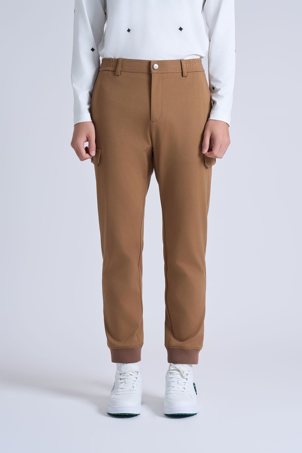 남성 트리코트 조거 팬츠는 스포티한 스타일을 추구하는 남성 골퍼를 위한 제품입니다. 부드러운 촉감의 나일론과 레이온 혼방 소재로 제작되어 편안한 착용감을 제공합니다. 허리 밴딩 처리로 활동성을 높였으며, 뒷오비 삼각 링 디테일로 포인트를 더했습니다. 미니멀한 디자인과 조거핏으로 어떤 골프룩에도 잘 어울립니다.
