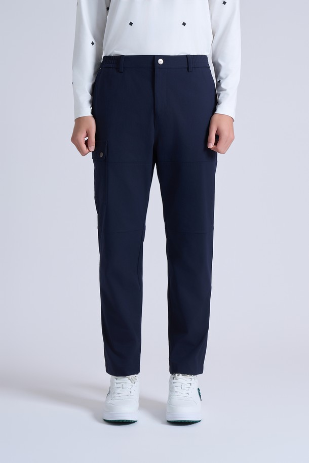 네이비 컬러의 남성용 루즈 테이퍼드 핏 카고 팬츠입니다. 부드러운 면 터치감의 폴리에스테르 소재로 제작되어 편안한 착용감을 선사합니다. 사계절 내내 활용 가능한 얇은 두께감으로, 캐주얼 스타일은 물론 골프룩으로도 연출하기 좋습니다. 무지 디자인에 루즈핏과 테이퍼드 핏이 조화롭게 어우러져 미니멀하면서도 세련된 분위기를 연출합니다.
