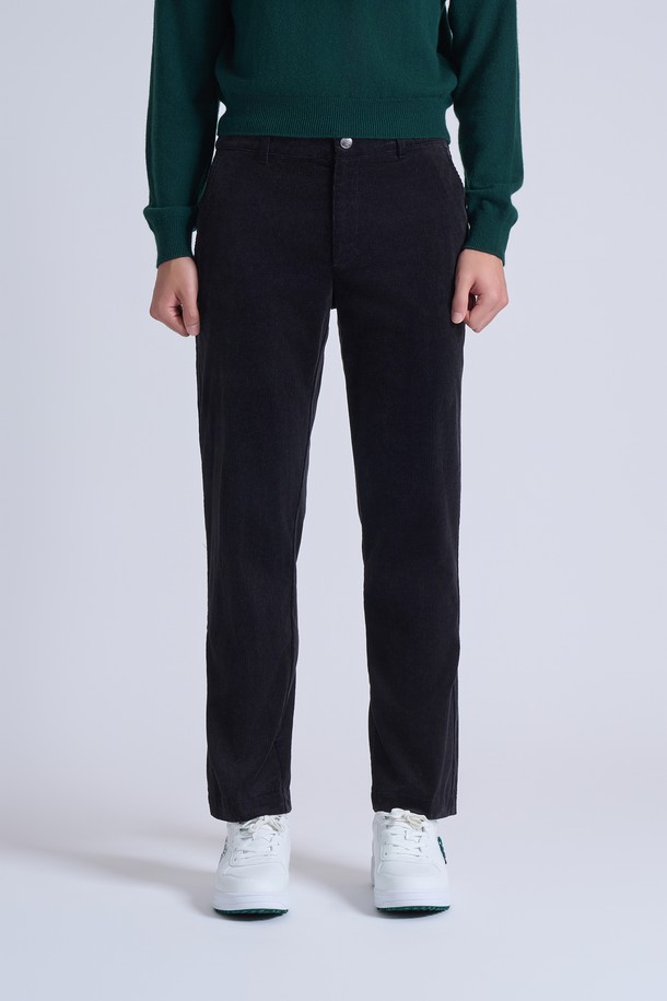 WAAC(왁) X JONES(존스) 남성 코듀로이 테이퍼드 핏 팬츠는 골프와 일상에서 모두 활용 가능한 남성용 골프 팬츠입니다. 블랙 컬러의 코듀로이 소재로 제작되어 가을, 겨울 시즌에 적합하며, 캐주얼한 스타일을 연출합니다. 테이퍼드 핏으로 다리가 더욱 슬림해 보이는 효과를 주며, 오비 벨트고리와 JONES(존스) 아치 로고 디테일이 특징입니다. 두께감 있는 코듀로이 소재는 포근한 착용감을 선사하며, JONES(존스) 콜라보레이션 제품으로 소장 가치를 높였습니다.
