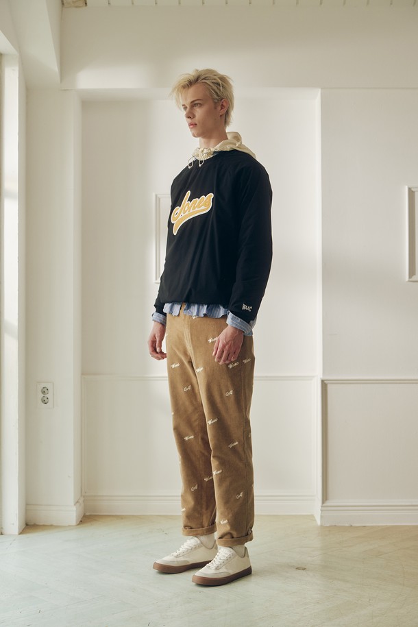 WAAC X JONES(왁 X 존스) 남성 로고 패딩 풀오버는 겨울철 골프 및 일상생활에서 스타일리시하게 착용할 수 있는 아우터입니다. 부드러운 촉감의 폴리에스테르 소재로 제작되었으며, 두꺼운 두께감으로 뛰어난 보온성을 제공합니다. 레귤러 핏에 레귤러 기장으로 편안한 착용감을 선사하며, 풀오버 스타일로 간편하게 입고 벗을 수 있습니다. 블랙 컬러에 JONES(존스) 로고 자수 디테일이 돋보이는 스포티하고 캐주얼한 디자인입니다. 밑단 스트링 조절이 가능하여 활동성을 높였습니다.
