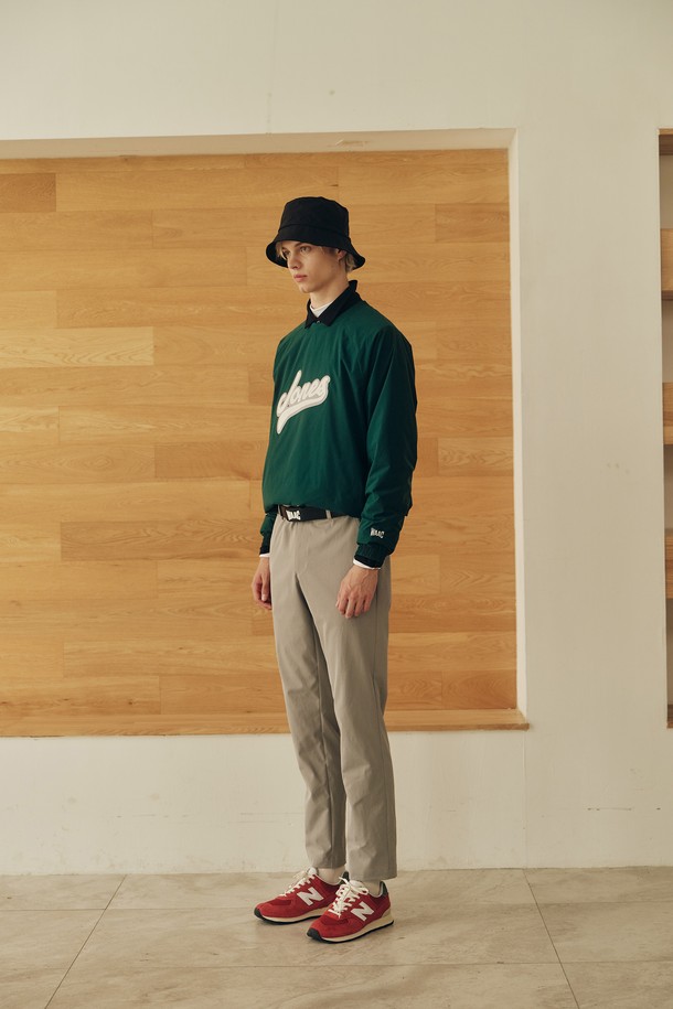 WAAC X JONES(왁 X 존스) 남성 로고 패딩 풀오버는 겨울철 골프 라운딩과 일상에서 모두 활용 가능한 남성용 아우터입니다. 두꺼운 두께감으로 보온성을 높였으며, 스포티하고 캐주얼한 스타일을 연출합니다. 그린 색상 바탕에 JONES(존스) 로고 자수 디테일이 돋보이며, 밑단 스트링으로 핏 조절이 가능합니다. 긴 소매 기장의 레귤러핏 풀오버 스타일로, 편안한 착용감을 선사합니다. 남성 골프룩을 완성하는 데 적합합니다.
