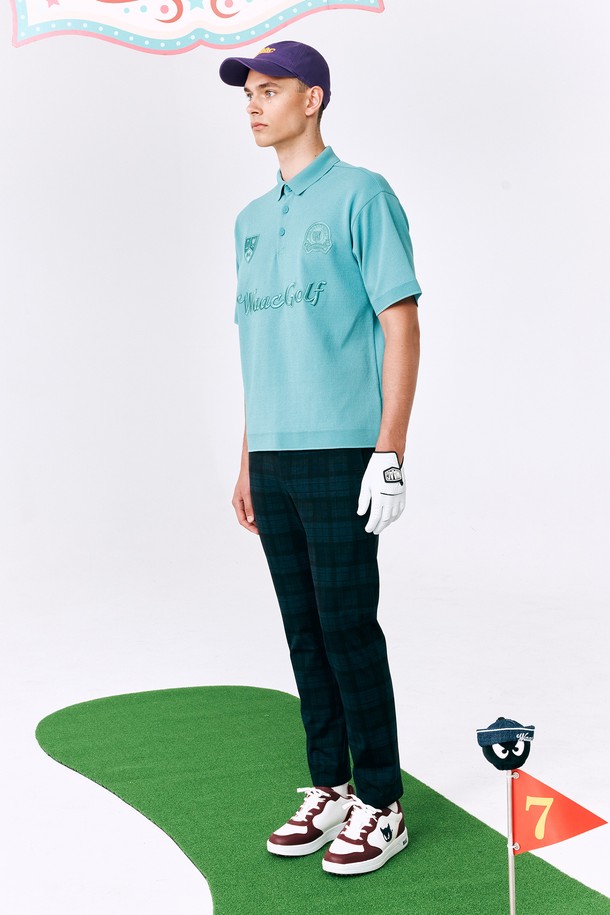 **Men Coolever Knit Polo (멘 쿨에버 니트 폴로)**

여름철 시원하게 즐길 수 있는 남성용 쿨에버 니트 폴로입니다. 부드러운 촉감의 니트 소재로 제작되어 편안한 착용감을 선사하며, 냉감 기능과 뛰어난 신축성으로 활동성을 높였습니다. 스포티하면서도 캐주얼한 스타일을 연출하며, 골프룩 또는 일상복으로 활용하기 좋습니다. 얇은 두께감의 루즈핏 반소매 폴로넥 디자인에 민트 컬러와 와펜 자수 디테일이 돋보입니다.
