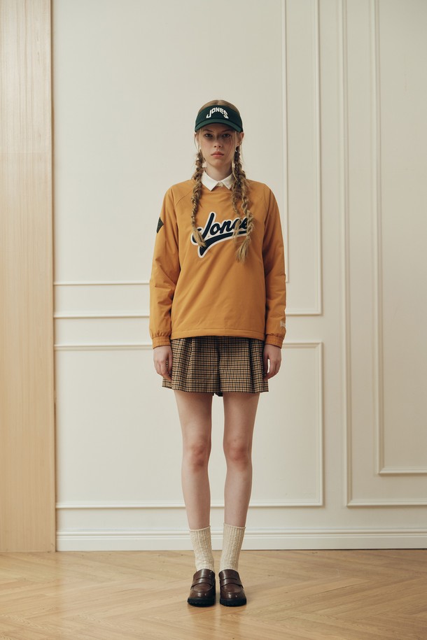 WAAC X JONES(왁 X 존스) 여성 로고 패디드 풀오버는 겨울철 골프 및 일상생활에서 스포티하고 캐주얼한 스타일을 연출할 수 있는 아우터입니다. 머스타드 및 옐로우 컬러로 출시되었으며, 부드러운 나일론 소재와 두꺼운 두께감으로 따뜻한 착용감을 선사합니다. 레귤러핏으로 편안하게 착용 가능하며, 긴 소매와 풀오버 스타일, 밑단 스트링 조절 기능으로 활동성을 더했습니다. JONES(존스) 로고 자수 디테일이 돋보이는 디자인으로, 개성 있는 골프룩을 완성해보세요.
