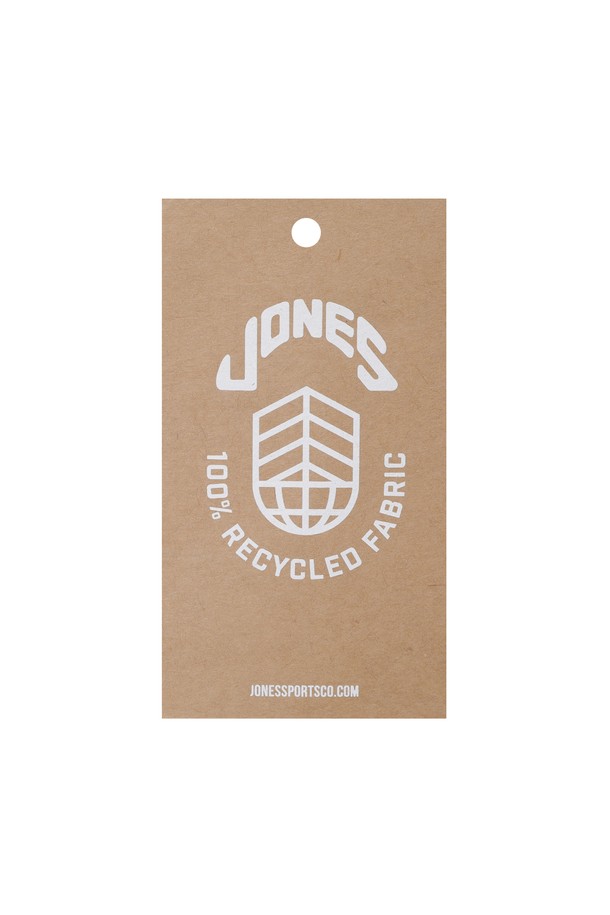 JONES A2 백 팩은 남녀 모두 사용할 수 있는 미디엄 사이즈의 백팩입니다. 재생 원단을 사용하여 제작되었으며, 화이트, 카키, 블랙 세 가지 색상으로 출시되었습니다. 무지 디자인에 지퍼와 스트랩으로 포인트를 주어 미니멀하면서도 캐주얼한 스타일을 연출합니다. 3개의 수납공간과 2개의 사이드 포켓, 2개의 헤드 지퍼 포켓, 1개의 이너 포켓을 갖춰 골프 및 일상생활에서 넉넉한 수납을 제공합니다. 숄더 스트랩 고리가 있어 편안하게 착용할 수 있으며, 지퍼형 잠금 방식으로 내용물을 안전하게 보관할 수 있습니다.
