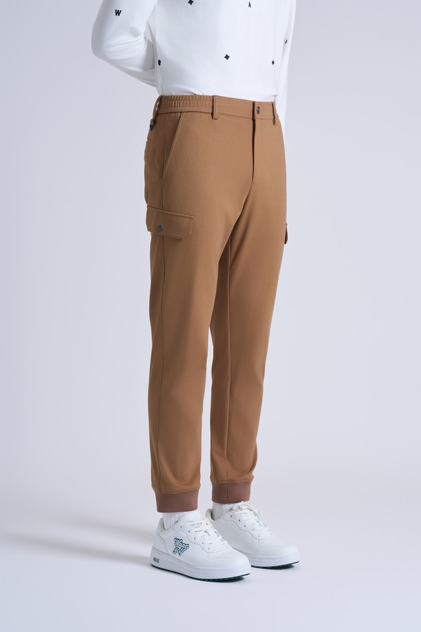 남성 트리코트 조거 팬츠는 스포티한 스타일을 추구하는 남성 골퍼를 위한 제품입니다. 부드러운 촉감의 나일론과 레이온 혼방 소재로 제작되어 편안한 착용감을 제공합니다. 허리 밴딩 처리로 활동성을 높였으며, 뒷오비 삼각 링 디테일로 포인트를 더했습니다. 미니멀한 디자인과 조거핏으로 어떤 골프룩에도 잘 어울립니다.
