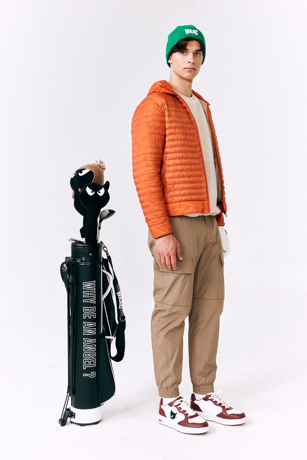 남성용 브러쉬 메쉬 조거 팬츠 (세트)는 골프, 일상 등 다양한 TPO에 활용 가능한 스포티하고 캐주얼한 스타일의 남성 조거팬츠입니다. 베이지 컬러의 무지 디자인으로 미니멀한 매력을 더하며, 겨울 및 간절기에 적합하도록 두꺼운 두께감과 기모 및 메쉬 안감, 그리고 부드러운 촉감으로 제작되었습니다. 레귤러 핏에 조거핏으로 디자인되어 편안한 착용감을 제공하며, 밴딩 처리와 경량, 보온성 등 실용적인 특징을 갖추었습니다. 활동적인 날씨에도 따뜻하고 스타일리시하게 연출할 수 있습니다.
