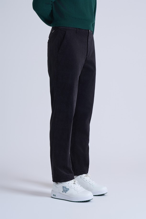 WAAC(왁) X JONES(존스) 남성 코듀로이 테이퍼드 핏 팬츠는 골프와 일상에서 모두 활용 가능한 남성용 골프 팬츠입니다. 블랙 컬러의 코듀로이 소재로 제작되어 가을, 겨울 시즌에 적합하며, 캐주얼한 스타일을 연출합니다. 테이퍼드 핏으로 다리가 더욱 슬림해 보이는 효과를 주며, 오비 벨트고리와 JONES(존스) 아치 로고 디테일이 특징입니다. 두께감 있는 코듀로이 소재는 포근한 착용감을 선사하며, JONES(존스) 콜라보레이션 제품으로 소장 가치를 높였습니다.
