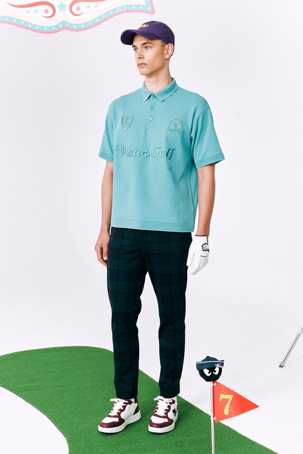 **Men Coolever Knit Polo (멘 쿨에버 니트 폴로)**

여름철 시원하게 즐길 수 있는 남성용 쿨에버 니트 폴로입니다. 부드러운 촉감의 니트 소재로 제작되어 편안한 착용감을 선사하며, 냉감 기능과 뛰어난 신축성으로 활동성을 높였습니다. 스포티하면서도 캐주얼한 스타일을 연출하며, 골프룩 또는 일상복으로 활용하기 좋습니다. 얇은 두께감의 루즈핏 반소매 폴로넥 디자인에 민트 컬러와 와펜 자수 디테일이 돋보입니다.
