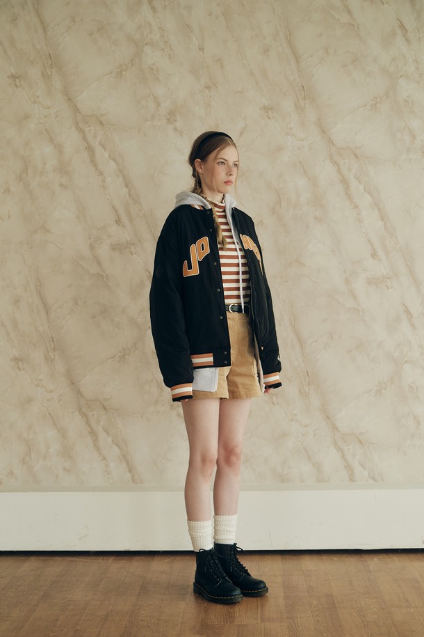 [WAAC X JONES] 여성 코듀로이 베이커 쇼츠는 가을, 겨울 시즌 골프 및 일상에서 캐주얼, 스포티한 스타일을 연출하기에 적합합니다. 부드러운 코듀로이 소재로 제작되어 따뜻하고 편안한 착용감을 제공하며, 레귤러핏으로 활동성을 높였습니다. 베이커 포켓 디자인과 JONES 로고 디테일이 돋보이며, 베이지 컬러로 다양한 상의와 손쉽게 매치할 수 있습니다. 숏 기장으로 경쾌한 느낌을 주며, 미니멀한 스타일을 선호하는 여성에게 추천합니다.
