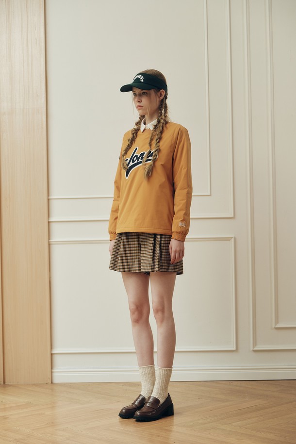 WAAC X JONES(왁 X 존스) 여성 로고 패디드 풀오버는 겨울철 골프 및 일상생활에서 스포티하고 캐주얼한 스타일을 연출할 수 있는 아우터입니다. 머스타드 및 옐로우 컬러로 출시되었으며, 부드러운 나일론 소재와 두꺼운 두께감으로 따뜻한 착용감을 선사합니다. 레귤러핏으로 편안하게 착용 가능하며, 긴 소매와 풀오버 스타일, 밑단 스트링 조절 기능으로 활동성을 더했습니다. JONES(존스) 로고 자수 디테일이 돋보이는 디자인으로, 개성 있는 골프룩을 완성해보세요.
