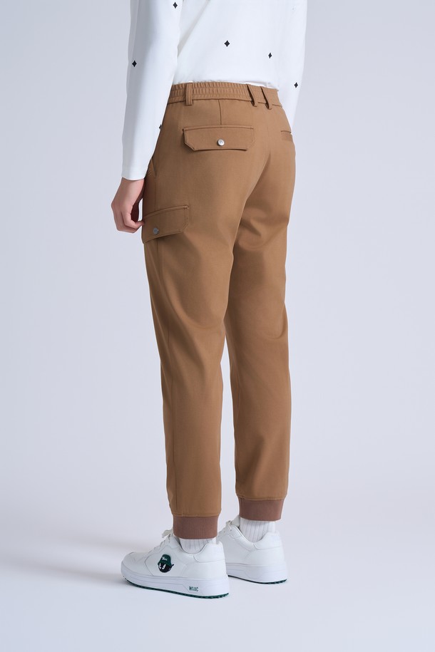 남성 트리코트 조거 팬츠는 스포티한 스타일을 추구하는 남성 골퍼를 위한 제품입니다. 부드러운 촉감의 나일론과 레이온 혼방 소재로 제작되어 편안한 착용감을 제공합니다. 허리 밴딩 처리로 활동성을 높였으며, 뒷오비 삼각 링 디테일로 포인트를 더했습니다. 미니멀한 디자인과 조거핏으로 어떤 골프룩에도 잘 어울립니다.
