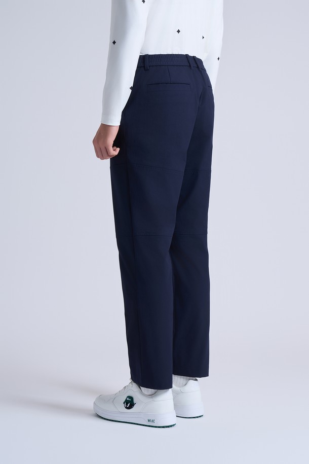 네이비 컬러의 남성용 루즈 테이퍼드 핏 카고 팬츠입니다. 부드러운 면 터치감의 폴리에스테르 소재로 제작되어 편안한 착용감을 선사합니다. 사계절 내내 활용 가능한 얇은 두께감으로, 캐주얼 스타일은 물론 골프룩으로도 연출하기 좋습니다. 무지 디자인에 루즈핏과 테이퍼드 핏이 조화롭게 어우러져 미니멀하면서도 세련된 분위기를 연출합니다.
