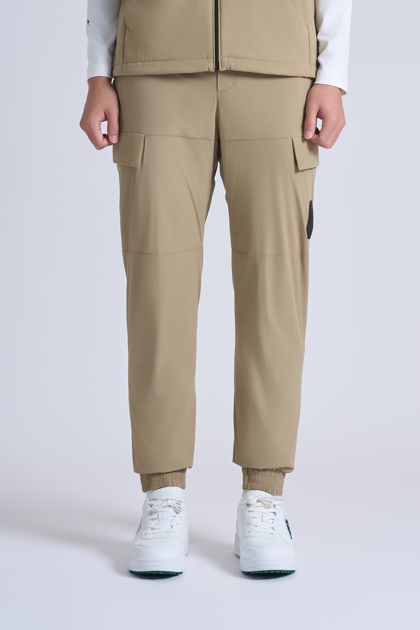 남성용 브러쉬 메쉬 조거 팬츠 (세트)는 골프, 일상 등 다양한 TPO에 활용 가능한 스포티하고 캐주얼한 스타일의 남성 조거팬츠입니다. 베이지 컬러의 무지 디자인으로 미니멀한 매력을 더하며, 겨울 및 간절기에 적합하도록 두꺼운 두께감과 기모 및 메쉬 안감, 그리고 부드러운 촉감으로 제작되었습니다. 레귤러 핏에 조거핏으로 디자인되어 편안한 착용감을 제공하며, 밴딩 처리와 경량, 보온성 등 실용적인 특징을 갖추었습니다. 활동적인 날씨에도 따뜻하고 스타일리시하게 연출할 수 있습니다.
