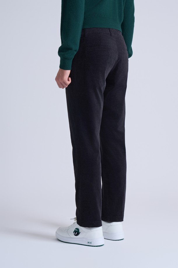 WAAC(왁) X JONES(존스) 남성 코듀로이 테이퍼드 핏 팬츠는 골프와 일상에서 모두 활용 가능한 남성용 골프 팬츠입니다. 블랙 컬러의 코듀로이 소재로 제작되어 가을, 겨울 시즌에 적합하며, 캐주얼한 스타일을 연출합니다. 테이퍼드 핏으로 다리가 더욱 슬림해 보이는 효과를 주며, 오비 벨트고리와 JONES(존스) 아치 로고 디테일이 특징입니다. 두께감 있는 코듀로이 소재는 포근한 착용감을 선사하며, JONES(존스) 콜라보레이션 제품으로 소장 가치를 높였습니다.
