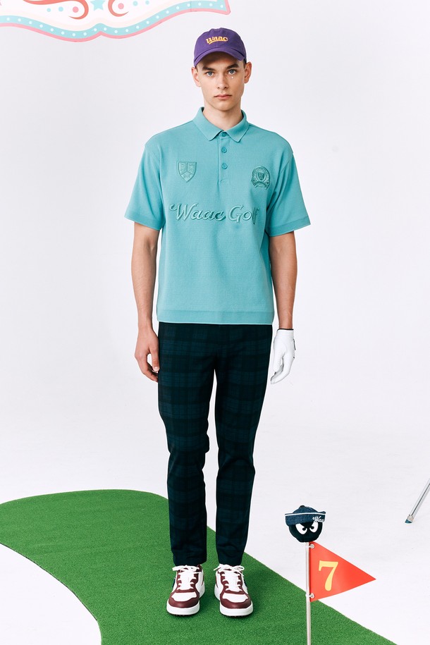 **Men Coolever Knit Polo (멘 쿨에버 니트 폴로)**

여름철 시원하게 즐길 수 있는 남성용 쿨에버 니트 폴로입니다. 부드러운 촉감의 니트 소재로 제작되어 편안한 착용감을 선사하며, 냉감 기능과 뛰어난 신축성으로 활동성을 높였습니다. 스포티하면서도 캐주얼한 스타일을 연출하며, 골프룩 또는 일상복으로 활용하기 좋습니다. 얇은 두께감의 루즈핏 반소매 폴로넥 디자인에 민트 컬러와 와펜 자수 디테일이 돋보입니다.
