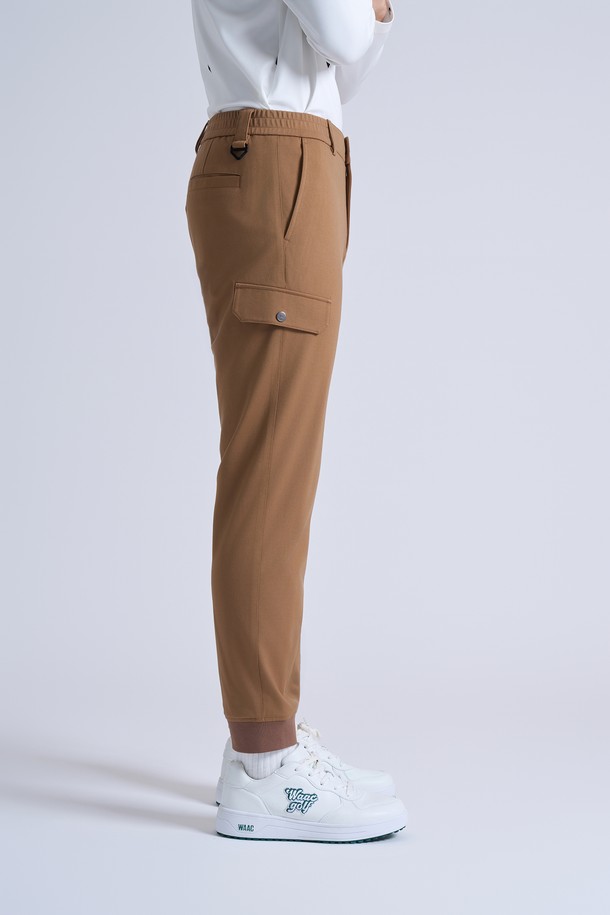 남성 트리코트 조거 팬츠는 스포티한 스타일을 추구하는 남성 골퍼를 위한 제품입니다. 부드러운 촉감의 나일론과 레이온 혼방 소재로 제작되어 편안한 착용감을 제공합니다. 허리 밴딩 처리로 활동성을 높였으며, 뒷오비 삼각 링 디테일로 포인트를 더했습니다. 미니멀한 디자인과 조거핏으로 어떤 골프룩에도 잘 어울립니다.
