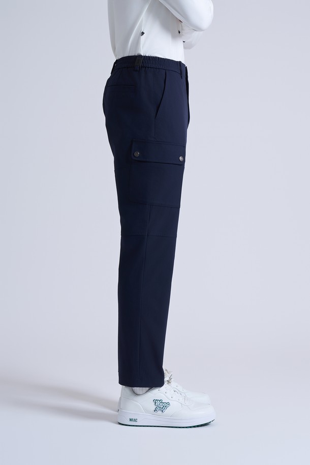 네이비 컬러의 남성용 루즈 테이퍼드 핏 카고 팬츠입니다. 부드러운 면 터치감의 폴리에스테르 소재로 제작되어 편안한 착용감을 선사합니다. 사계절 내내 활용 가능한 얇은 두께감으로, 캐주얼 스타일은 물론 골프룩으로도 연출하기 좋습니다. 무지 디자인에 루즈핏과 테이퍼드 핏이 조화롭게 어우러져 미니멀하면서도 세련된 분위기를 연출합니다.
