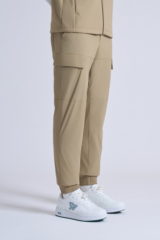 남성용 브러쉬 메쉬 조거 팬츠 (세트)는 골프, 일상 등 다양한 TPO에 활용 가능한 스포티하고 캐주얼한 스타일의 남성 조거팬츠입니다. 베이지 컬러의 무지 디자인으로 미니멀한 매력을 더하며, 겨울 및 간절기에 적합하도록 두꺼운 두께감과 기모 및 메쉬 안감, 그리고 부드러운 촉감으로 제작되었습니다. 레귤러 핏에 조거핏으로 디자인되어 편안한 착용감을 제공하며, 밴딩 처리와 경량, 보온성 등 실용적인 특징을 갖추었습니다. 활동적인 날씨에도 따뜻하고 스타일리시하게 연출할 수 있습니다.
