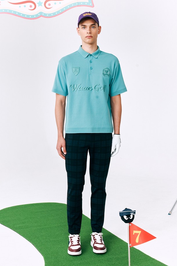 **Men Coolever Knit Polo (멘 쿨에버 니트 폴로)**

여름철 시원하게 즐길 수 있는 남성용 쿨에버 니트 폴로입니다. 부드러운 촉감의 니트 소재로 제작되어 편안한 착용감을 선사하며, 냉감 기능과 뛰어난 신축성으로 활동성을 높였습니다. 스포티하면서도 캐주얼한 스타일을 연출하며, 골프룩 또는 일상복으로 활용하기 좋습니다. 얇은 두께감의 루즈핏 반소매 폴로넥 디자인에 민트 컬러와 와펜 자수 디테일이 돋보입니다.
