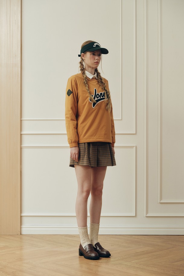 WAAC X JONES(왁 X 존스) 여성 로고 패디드 풀오버는 겨울철 골프 및 일상생활에서 스포티하고 캐주얼한 스타일을 연출할 수 있는 아우터입니다. 머스타드 및 옐로우 컬러로 출시되었으며, 부드러운 나일론 소재와 두꺼운 두께감으로 따뜻한 착용감을 선사합니다. 레귤러핏으로 편안하게 착용 가능하며, 긴 소매와 풀오버 스타일, 밑단 스트링 조절 기능으로 활동성을 더했습니다. JONES(존스) 로고 자수 디테일이 돋보이는 디자인으로, 개성 있는 골프룩을 완성해보세요.
