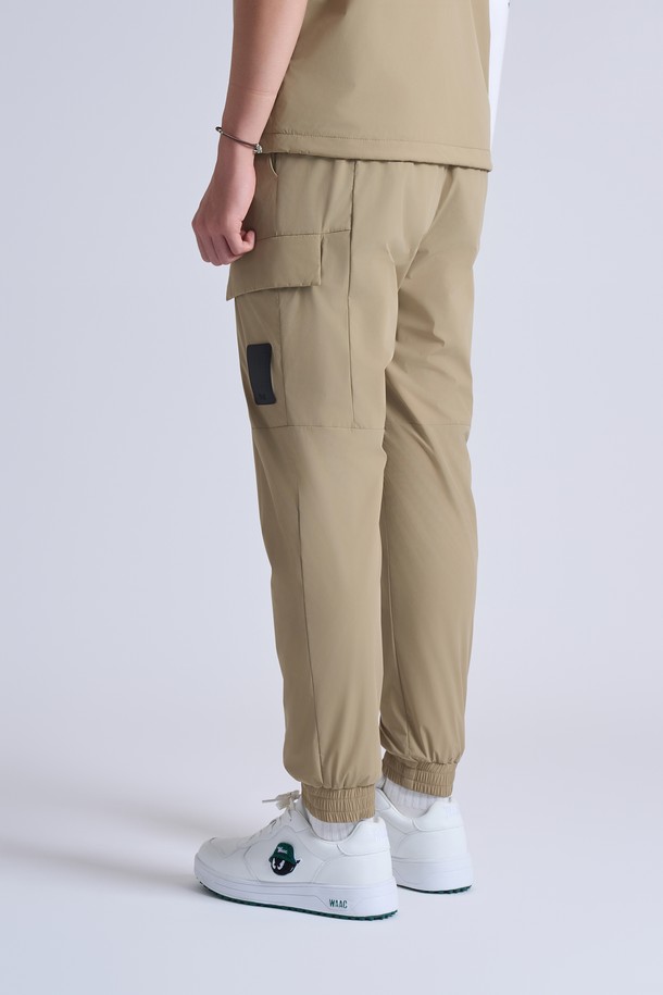 남성용 브러쉬 메쉬 조거 팬츠 (세트)는 골프, 일상 등 다양한 TPO에 활용 가능한 스포티하고 캐주얼한 스타일의 남성 조거팬츠입니다. 베이지 컬러의 무지 디자인으로 미니멀한 매력을 더하며, 겨울 및 간절기에 적합하도록 두꺼운 두께감과 기모 및 메쉬 안감, 그리고 부드러운 촉감으로 제작되었습니다. 레귤러 핏에 조거핏으로 디자인되어 편안한 착용감을 제공하며, 밴딩 처리와 경량, 보온성 등 실용적인 특징을 갖추었습니다. 활동적인 날씨에도 따뜻하고 스타일리시하게 연출할 수 있습니다.
