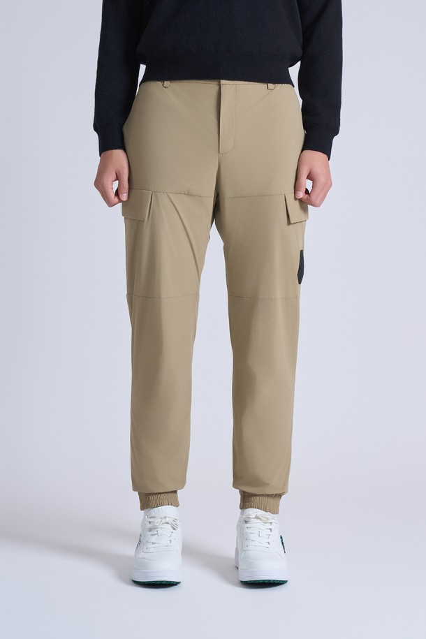 남성용 브러쉬 메쉬 조거 팬츠 (세트)는 골프, 일상 등 다양한 TPO에 활용 가능한 스포티하고 캐주얼한 스타일의 남성 조거팬츠입니다. 베이지 컬러의 무지 디자인으로 미니멀한 매력을 더하며, 겨울 및 간절기에 적합하도록 두꺼운 두께감과 기모 및 메쉬 안감, 그리고 부드러운 촉감으로 제작되었습니다. 레귤러 핏에 조거핏으로 디자인되어 편안한 착용감을 제공하며, 밴딩 처리와 경량, 보온성 등 실용적인 특징을 갖추었습니다. 활동적인 날씨에도 따뜻하고 스타일리시하게 연출할 수 있습니다.
