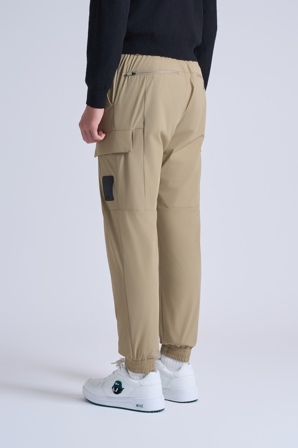 남성용 브러쉬 메쉬 조거 팬츠 (세트)는 골프, 일상 등 다양한 TPO에 활용 가능한 스포티하고 캐주얼한 스타일의 남성 조거팬츠입니다. 베이지 컬러의 무지 디자인으로 미니멀한 매력을 더하며, 겨울 및 간절기에 적합하도록 두꺼운 두께감과 기모 및 메쉬 안감, 그리고 부드러운 촉감으로 제작되었습니다. 레귤러 핏에 조거핏으로 디자인되어 편안한 착용감을 제공하며, 밴딩 처리와 경량, 보온성 등 실용적인 특징을 갖추었습니다. 활동적인 날씨에도 따뜻하고 스타일리시하게 연출할 수 있습니다.
