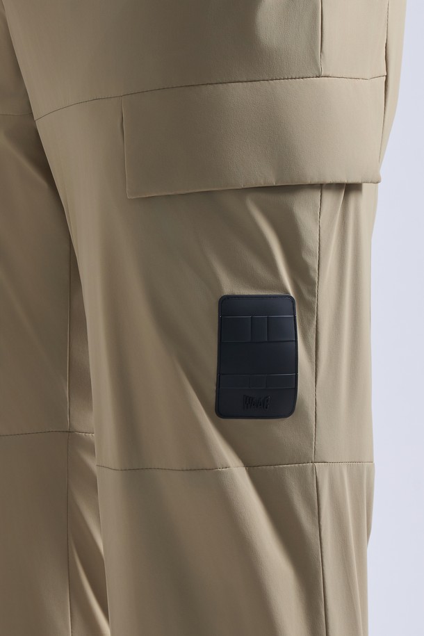 남성용 브러쉬 메쉬 조거 팬츠 (세트)는 골프, 일상 등 다양한 TPO에 활용 가능한 스포티하고 캐주얼한 스타일의 남성 조거팬츠입니다. 베이지 컬러의 무지 디자인으로 미니멀한 매력을 더하며, 겨울 및 간절기에 적합하도록 두꺼운 두께감과 기모 및 메쉬 안감, 그리고 부드러운 촉감으로 제작되었습니다. 레귤러 핏에 조거핏으로 디자인되어 편안한 착용감을 제공하며, 밴딩 처리와 경량, 보온성 등 실용적인 특징을 갖추었습니다. 활동적인 날씨에도 따뜻하고 스타일리시하게 연출할 수 있습니다.
