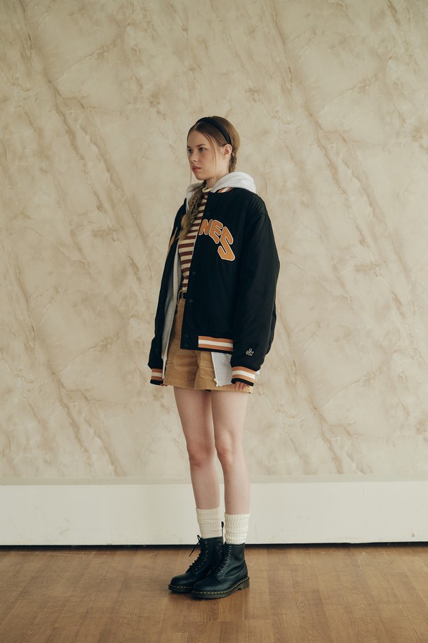 [WAAC X JONES] 남성 로고 바시티 재킷은 골프 및 일상생활에서 스포티하고 캐주얼한 스타일을 연출할 수 있는 아우터입니다. 네이비와 골드 컬러 조합의 레귤러핏 디자인으로, 봄, 가을 시즌에 적합합니다. 두꺼운 우븐 소재의 크롭 기장 상의이며, 스냅 여밈 방식과 립 디테일, 아플리케 자수 등의 특징을 갖췄습니다. 긴 소매 기장과 바시티 스타일의 디자인이 특징이며, WAAC (왁) 로고가 돋보입니다.
