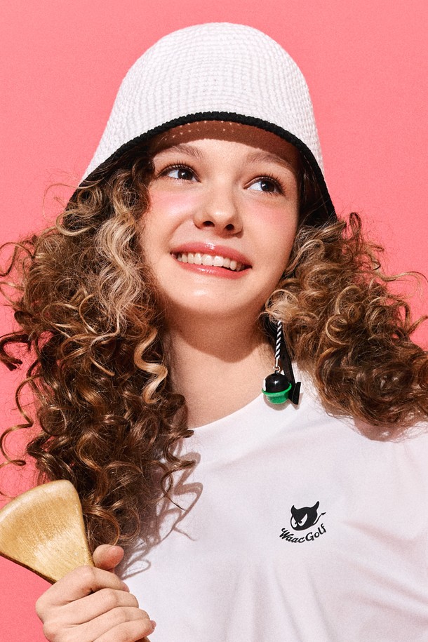 여름 니트 햇은 여성용 모자로, 캐주얼, 미니멀, 스포티한 스타일을 연출합니다. 통기성이 우수한 니트 소재로 제작되어 시원하고 편안한 착용감을 제공하며, 골프룩이나 휴가룩에 잘 어울립니다. 중간 챙 넓이와 중간 모자 깊이로 디자인되었으며, 화이트와 블랙 컬러의 배색과 참 장식이 포인트입니다. 얇은 두께감과 부드러운 촉감으로 여름철에도 부담 없이 착용할 수 있습니다.
