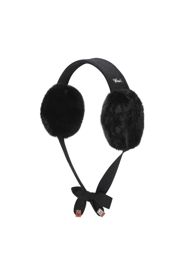 여성 리본 퍼 이어워머는 부드러운 퍼 소재로 제작되어 겨울철 보온성을 높여줍니다. 클래식, 미니멀, 캐주얼 스타일에 모두 잘 어울리며, 골프룩 연출에도 활용할 수 있습니다. 블랙 컬러에 무지 패턴으로 어떤 의상에도 매치하기 용이하며, 가볍고 편안한 착용감을 선사합니다. 사이드 로고 자수 디테일과 와키 캐릭터 레더 탭, 리본 장식이 디자인의 포인트를 더합니다. 턱끈이 있어 활동적인 날에도 안정적으로 착용할 수 있습니다.
