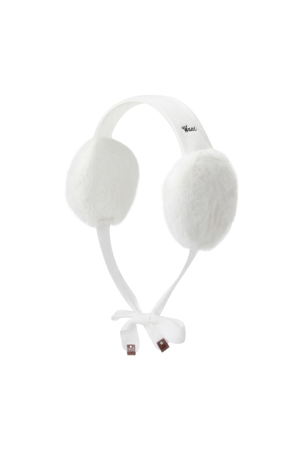 **Women 리본 퍼 이어워머**는 추운 겨울, 골프 라운딩과 일상에서 스타일리시하게 착용할 수 있는 여성용 이어워머입니다. 부드러운 퍼 소재와 두꺼운 두께로 뛰어난 보온성을 제공하며, 가볍고 편안한 착용감을 선사합니다. 화이트 컬러 바탕에 리본 장식과 사이드 로고 자수가 더해져 클래식, 미니멀, 캐주얼 룩에 모두 잘 어울립니다. 턱끈이 포함되어 활동적인 움직임에도 안정감을 유지하며, 턱 끈 끝단에는 와키 캐릭터 레더 탭으로 포인트를 주었습니다.
