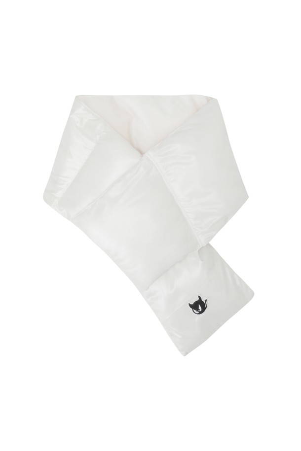 [Exclusive] 패딩 머플러는 포근함을 더하는 겨울철 필수 아이템입니다. 부드러운 벨보아와 폴리에스터 소재로 제작되어 뛰어난 촉감과 보온성을 제공하며, 무지 디자인으로 어떤 스타일에도 잘 어울립니다. 홀 방식 착용으로 간편하게 사용 가능하며 가벼운 착용감과 실용적인 디자인을 갖췄습니다. 화이트 컬러로 세련된 느낌을 더하여 골프, 일상 등 다양한 활동에 활용할 수 있습니다. 두꺼운 두께감으로 추운 날씨에도 따뜻하게 몸을 보호해 줍니다.
