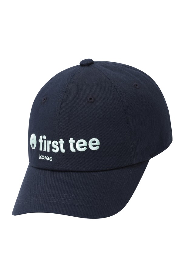 [퍼스트 티 키즈] 남성 볼캡은 골프 및 일상에서 활용 가능한 남성용 볼캡입니다. 네이비 컬러에 레터링 패턴으로 포인트를 주어 캐주얼하면서도 스포티한 스타일을 연출합니다. 챙 넓이는 7cm이며, 벨크로 디자인 장식으로 포인트를 더했습니다. 사이즈 조절과 땀 흡수 기능으로 편안한 착용감을 제공하며, WAAC X First Tee Kids 콜라보레이션 제품입니다. 봄, 여름, 가을 시즌에 착용하기 좋습니다.
