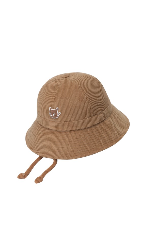 **우먼 코듀로이 버킷햇**은 부드러운 코듀로이와 벨벳 소재로 제작되어 봄, 가을에 착용하기 좋은 모자입니다. 7cm 챙 넓이로 햇빛을 가려주며, 가볍고 부드러운 촉감으로 편안하게 착용할 수 있습니다. 브라운과 아이보리 두 가지 색상으로 출시되었으며, 캐릭터 또는 로고 자수 디자인으로 포인트를 더했습니다. 턱끈이 있어 활동적인 날에도 안정감을 주며, 탈착 가능한 기능으로 실용성을 높였습니다. 골프룩, 캐주얼, 클래식, 미니멀 스타일 모두에 잘 어울립니다.

